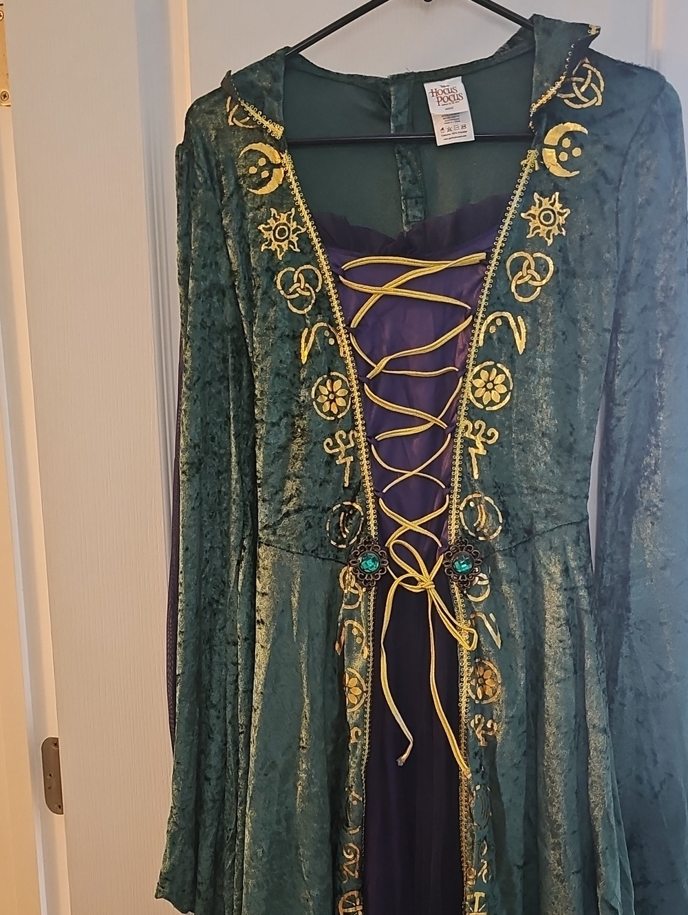 Disney's Hocus Pocus Winifred Sanderson Costume- Spirit Halloween